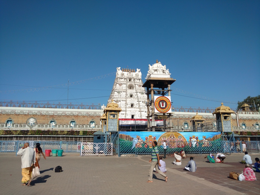 భక్తుల సేవలపై టీటీడీ కీలక నిర్ణయం.. మెరుగైన సేవలు అందించే ప్లాన్..!