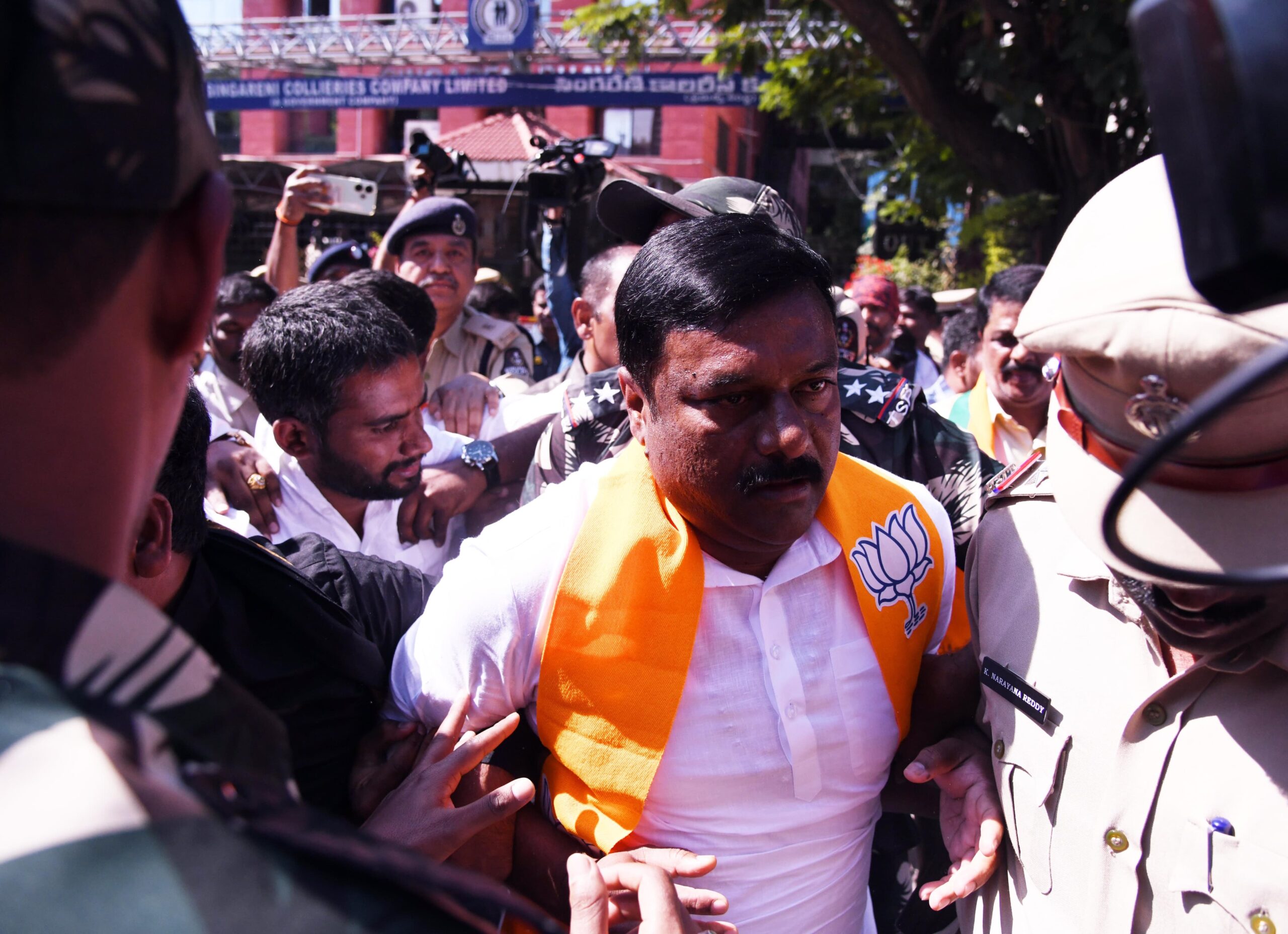 బిజేఎల్పీ నేత మహేశ్వర్ రెడ్డి అరెస్ట్