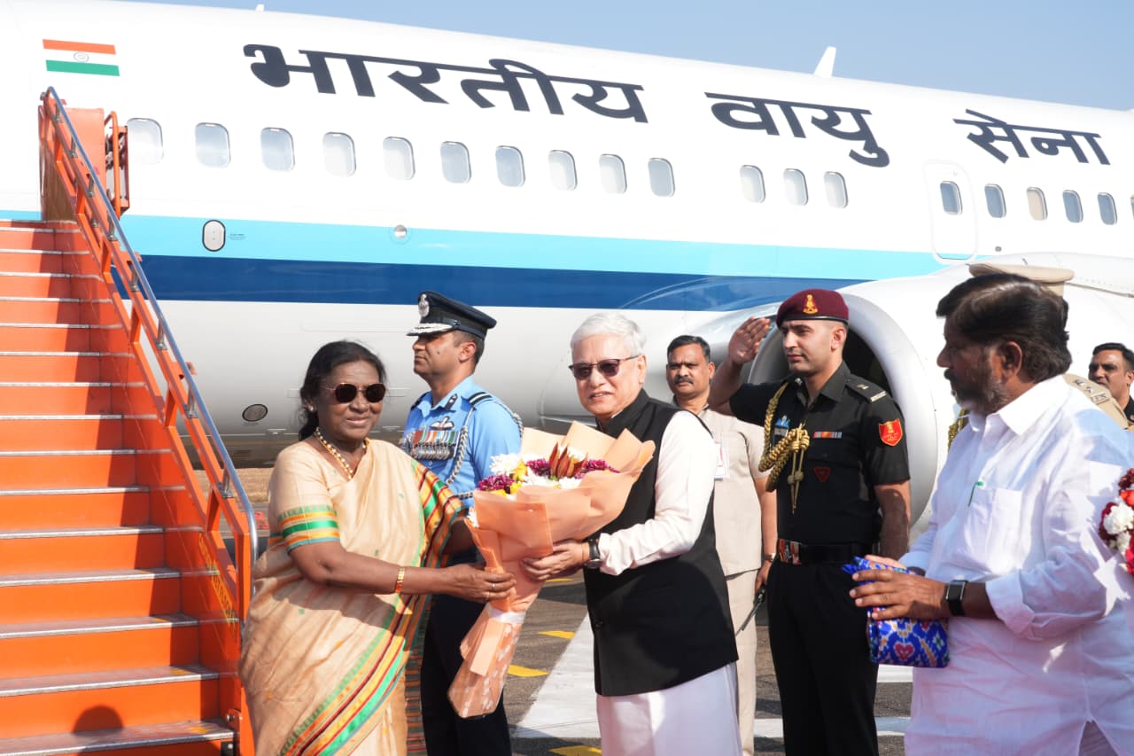 హైదరాబాద్ కు చేరుకున్న రాష్ట్రపతి ద్రౌపదీ ముర్ము