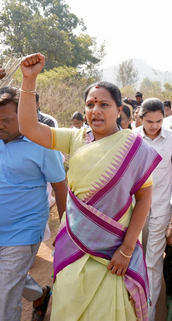 తెలంగాణ ఉద్యమ కారులతో కలిసి కవిత భూ పోరాటం