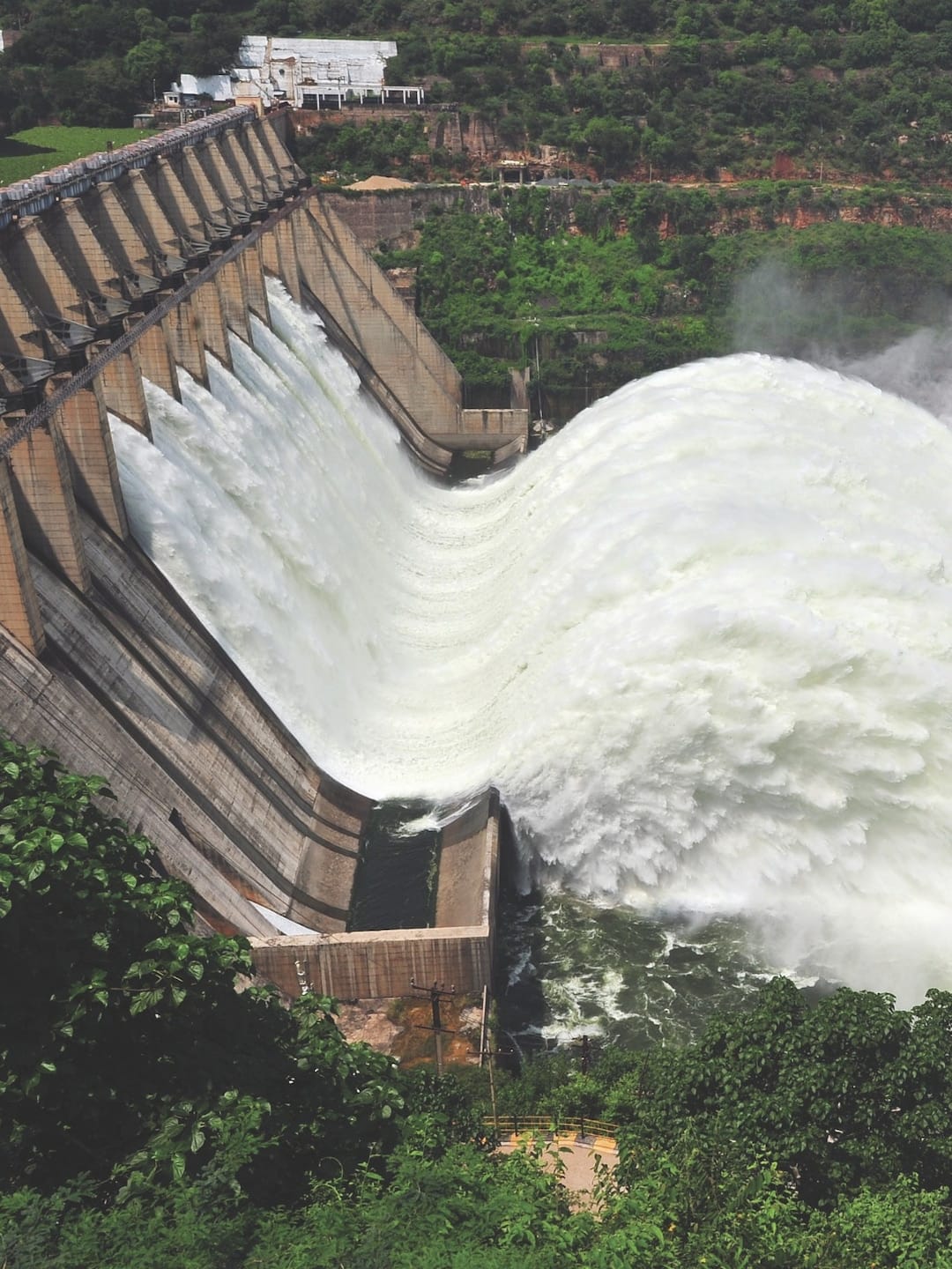 రాష్ట్రంలో రాజకీయ అగ్గి రాజేసిన కృష్ణా జలాలు రాష్ట్రంలో రాజకీయ అగ్గి రాజేసిన కృష్ణా జలాలు