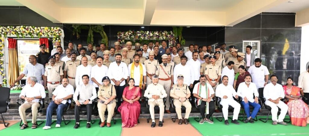 CHANDRABABU WITH POLICE STAFF AT TIRUMALA