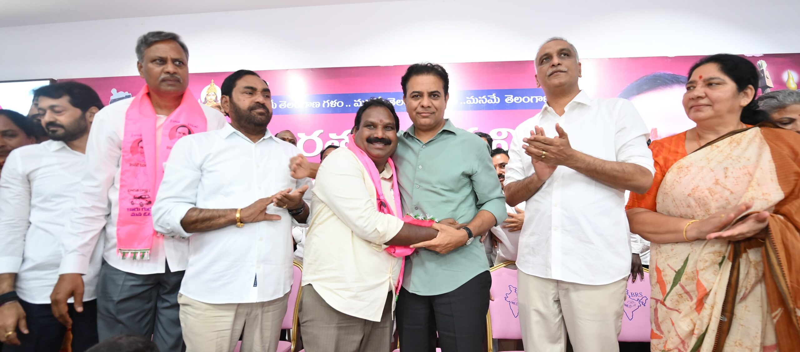 మున్సిప‌ల్ ఎన్నిక‌ల వేళ బీఆర్ఎస్ లో చేరిక‌ల జోష్