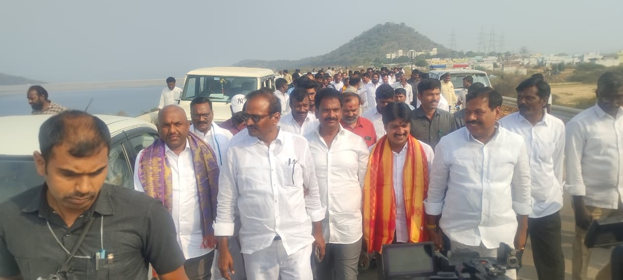 పాలమూరు గులాబీ నేతల ప్రాజెక్టుల పోరుబాట పాలమూరు గులాబీ నేతల ప్రాజెక్టుల పోరుబాట