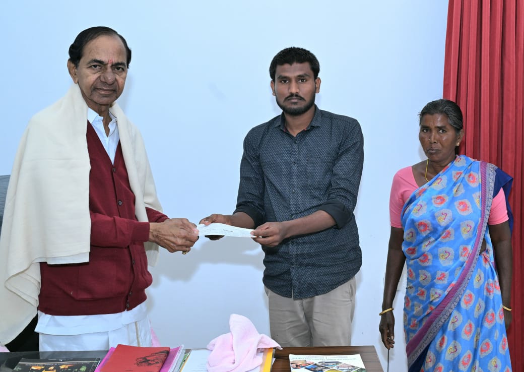 పేద విద్యార్థుల చదువులకు అండగా కేసిఆర్ పేద విద్యార్థుల చదువులకు అండగా కేసిఆర్