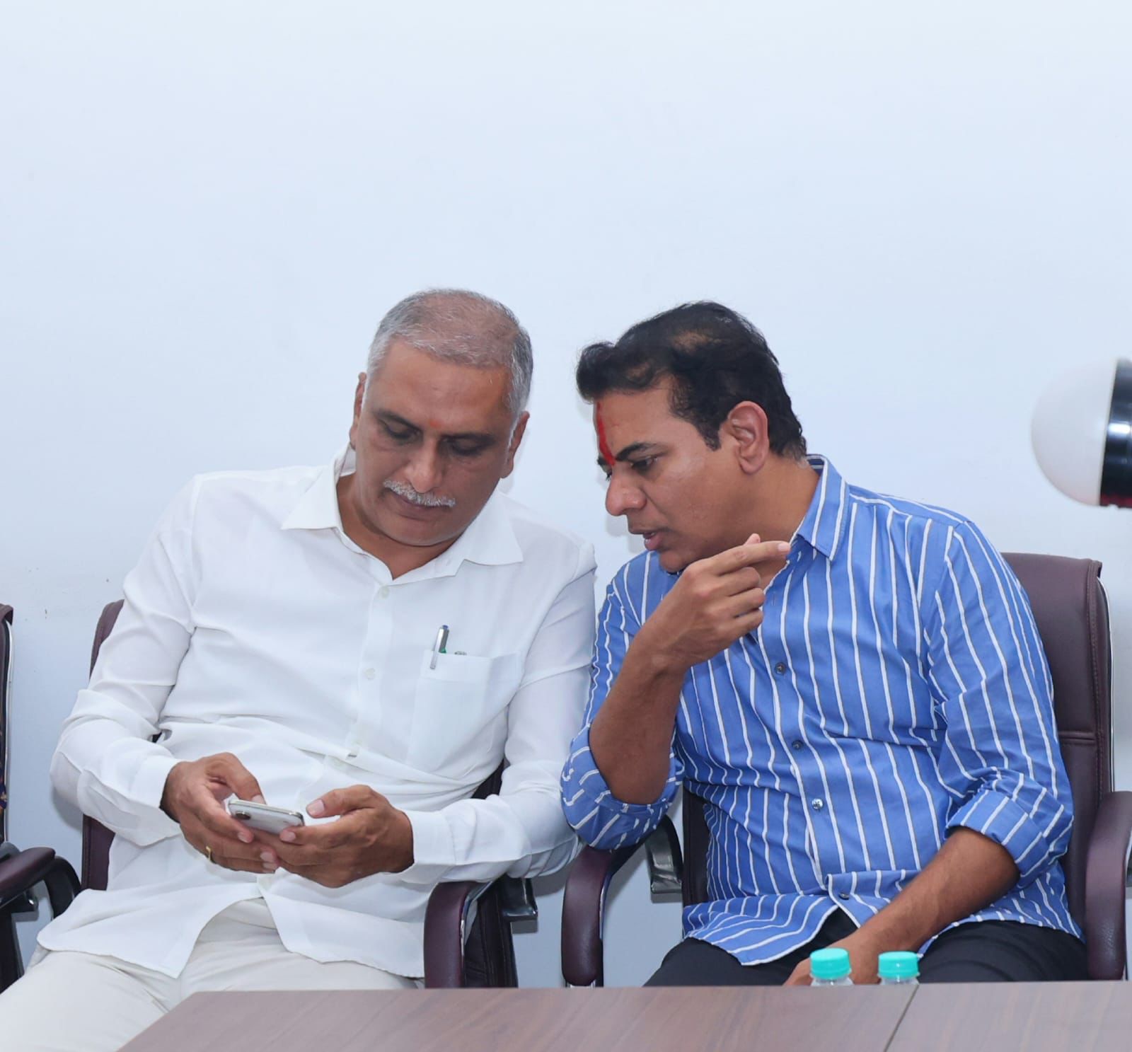 మంత్రుల ఫోన్లు ట్యాప్ అవుతున్నాయని తేలిపోయింది