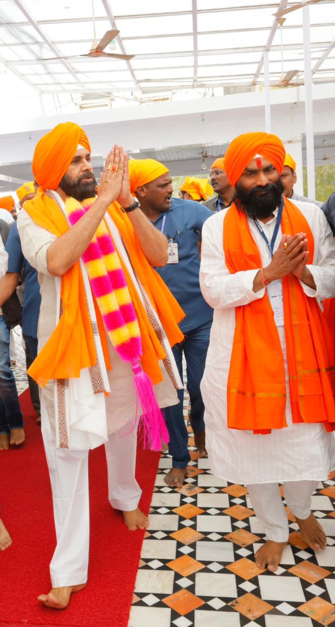 గురుద్వారాలో ఫడ్నవీస్, పవన్ కళ్యాణ్ లు గురుద్వారాలో ఫడ్నవీస్, పవన్ కళ్యాణ్ లు