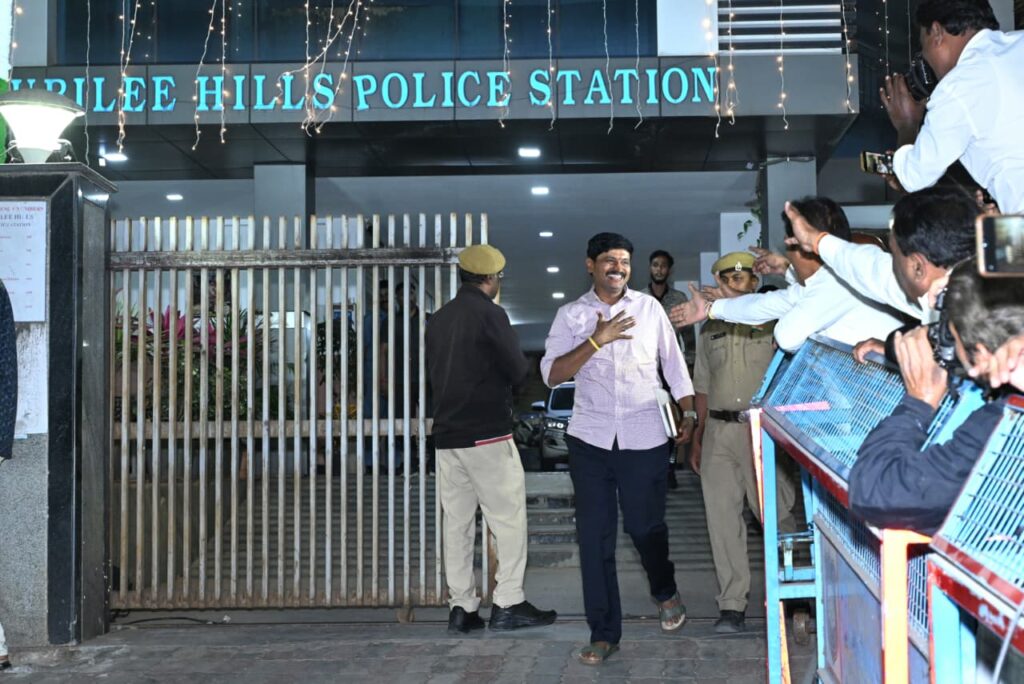 EX MP JOGINIPALLY SANTOSH RAO COMING OUT SIDE FROM SIT ENQUIRY AT JUBLEE HILLS POLICE STATION