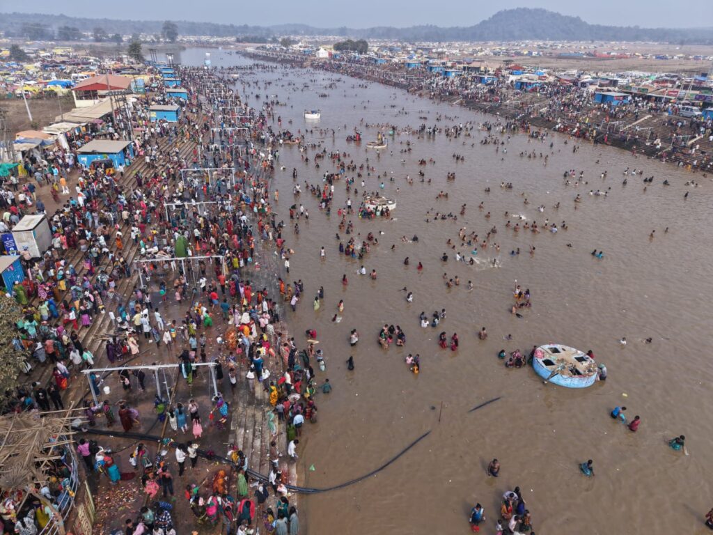 PILGRIMS AT JAMPANNA VAAGU TALOMG HOLY BATH