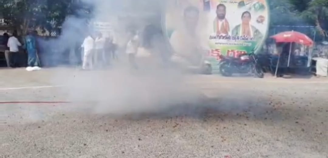 ఆ క‌లెక్ట‌ర్ బ‌దిలీ- సంబ‌రాలు చేసుకున్న ప్ర‌జ‌లు