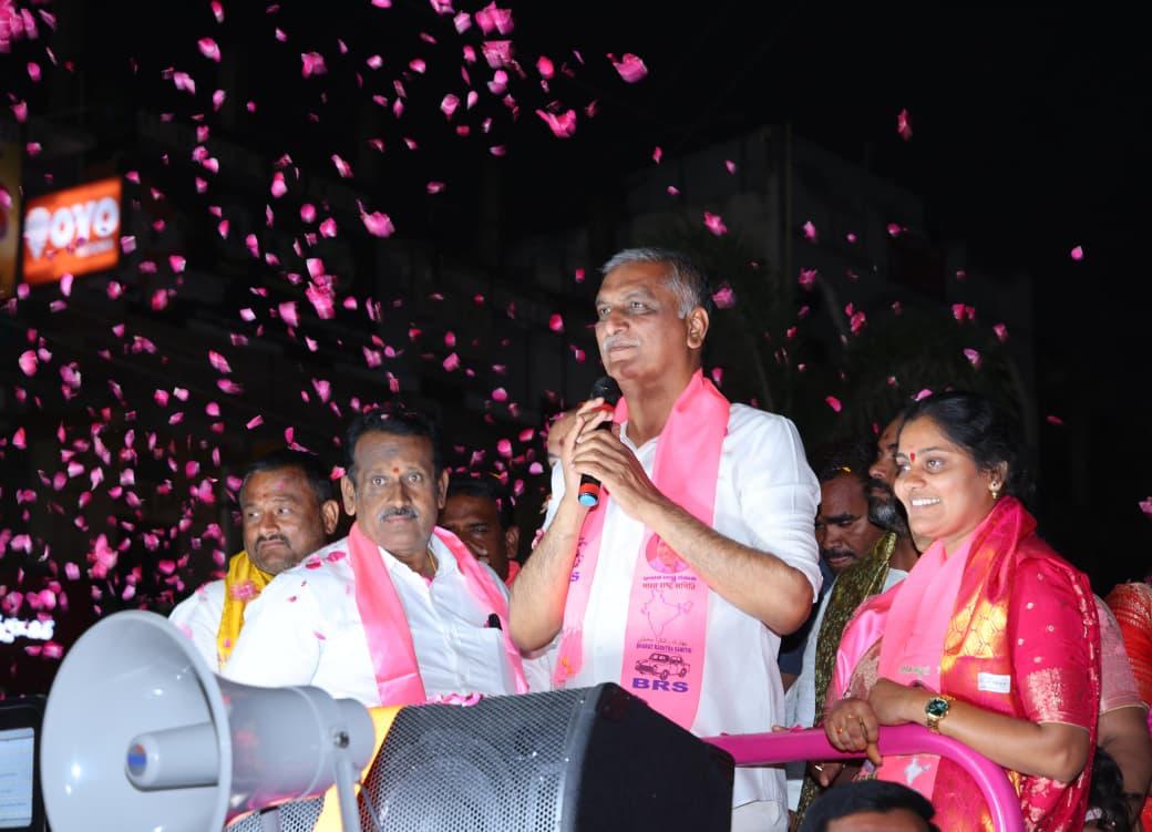 మెదక్ లో తనకు పోటీ ఎవరూ “కారు” లేరు మెదక్ లో తనకు పోటీ ఎవరూ “కారు” లేరు