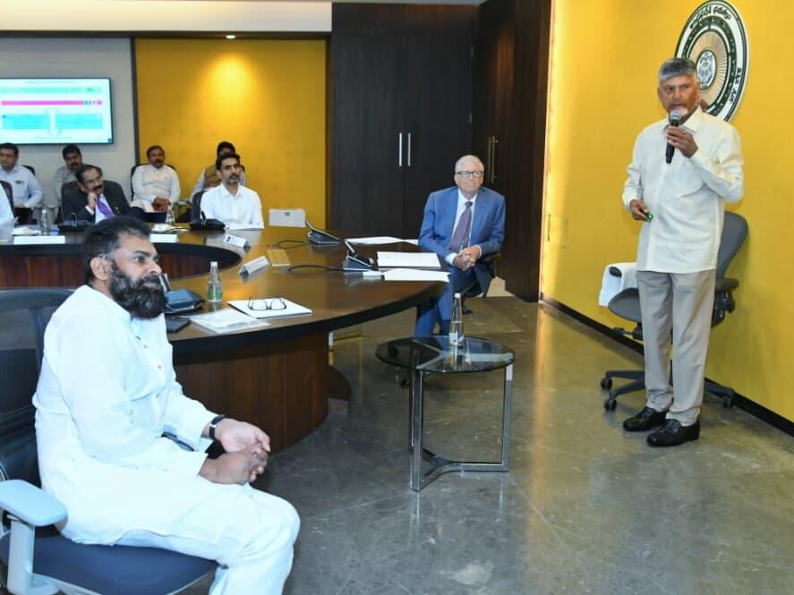 AP CM CHANDRA BABU GIVING POWER POWER POINT PRESENTATION