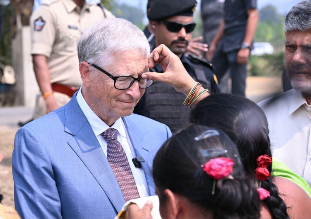 LADY FARMERS WELCOMING BILL GATES