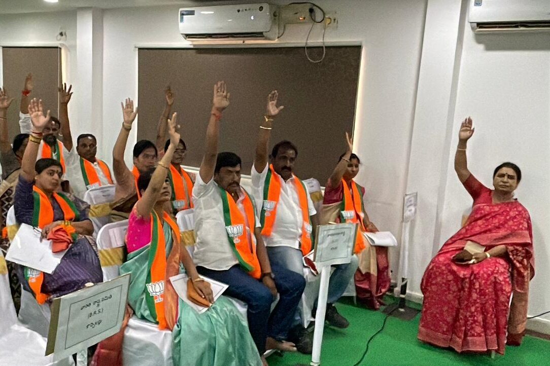 BJP MP DK ARUNA PARTICPATED AS EX OFFICIO MEMBER IN NARAYAN PET MUNCIPAL CHAIRMEN ELECTION