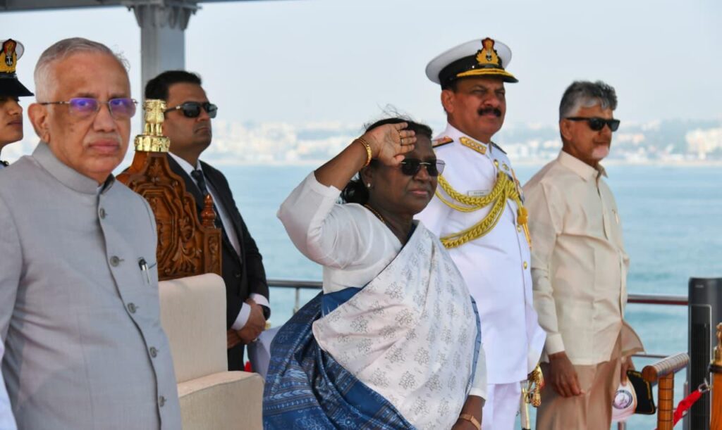 PRESIDENT DROUPADI MOURMU TAKING  HONOUR SALUTE
