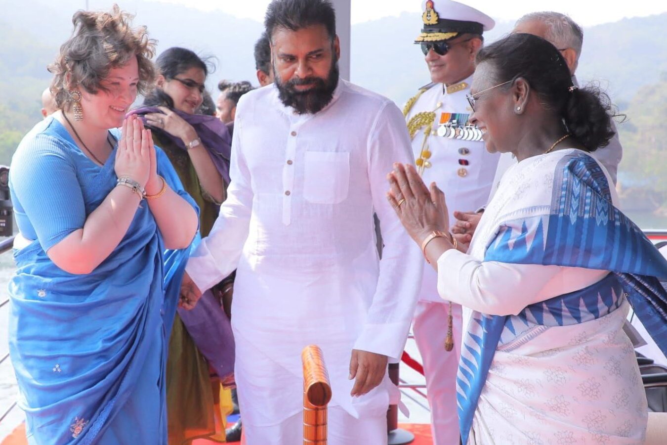 PAWAN KALYAN AND ANNA KONEDIDA  WISHING PRESIDENT MURMU