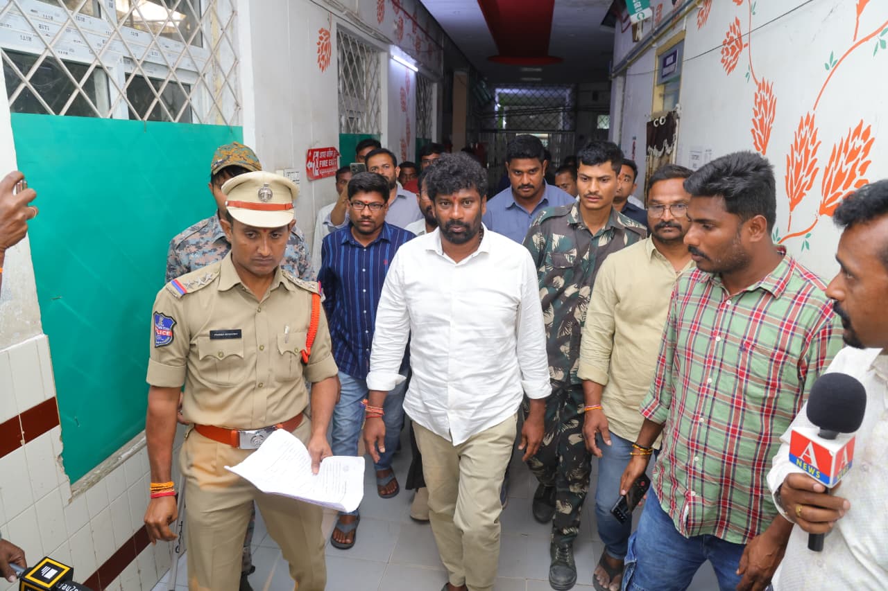 మాజీ ఎమ్మెల్యే బాల్క సుమన్ అరెస్ట్ మాజీ ఎమ్మెల్యే బాల్క సుమన్ అరెస్ట్