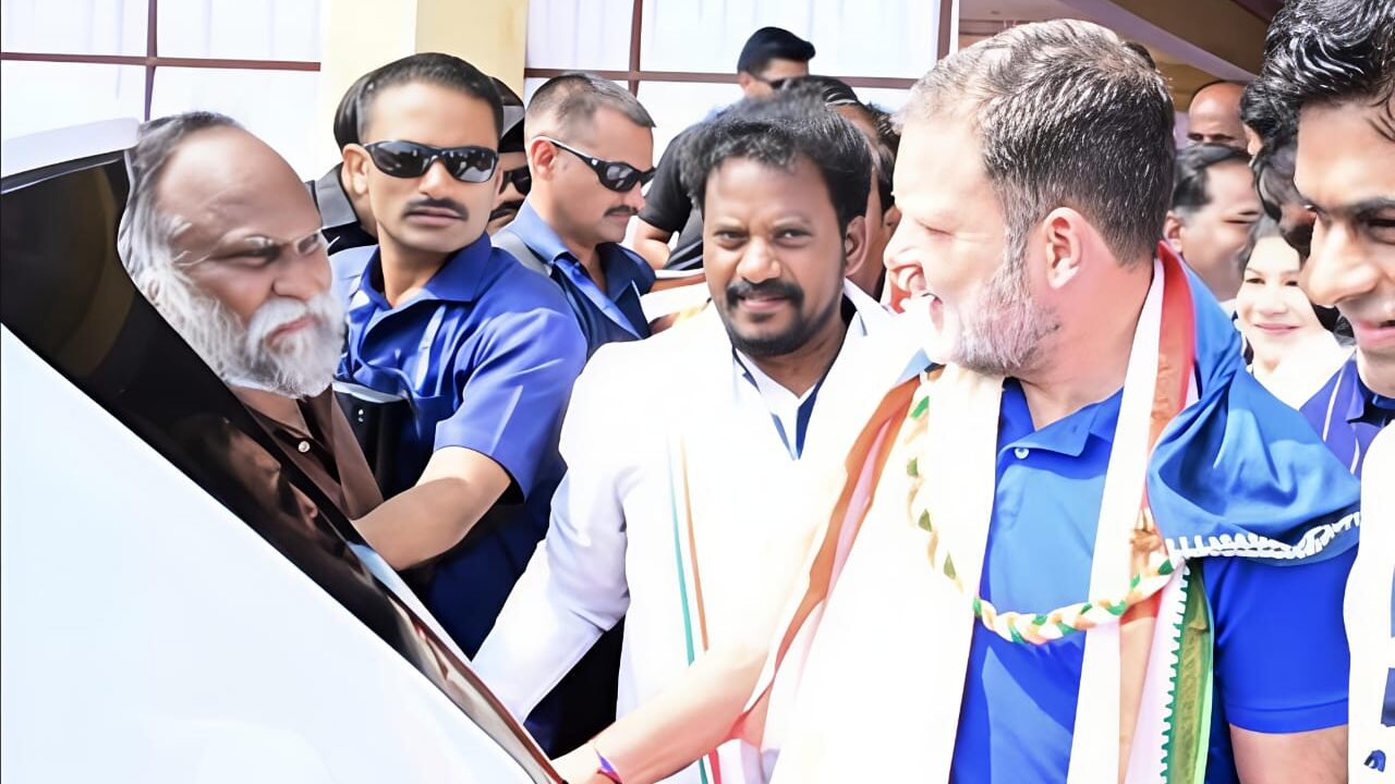 RAHUL GANDHI TALKING WITH TPCC WORKING PRESIDENT JAGGA REDDY