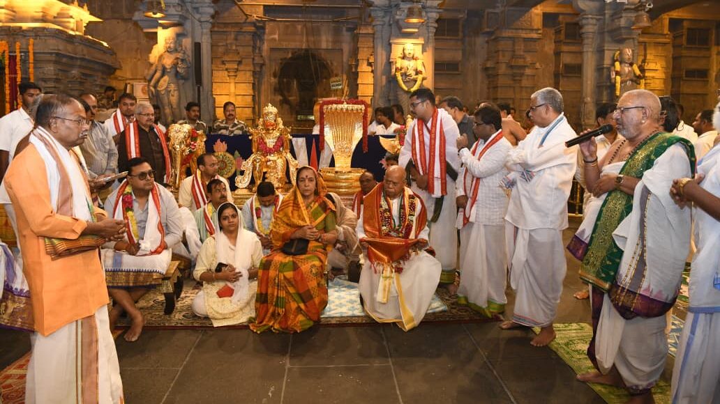 TELANGANA GOVERNOR SHIV PRATAP SHUKLA VISITTED YADAGIRI GUTTA TEMPLE