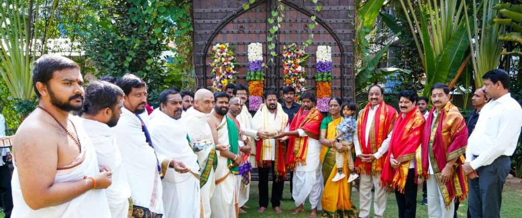  MINISTER KONDA SUREKHA INVITING CM REANTH REDDY FOR BHADRACHALAM TEMPLE UTSAVALU
