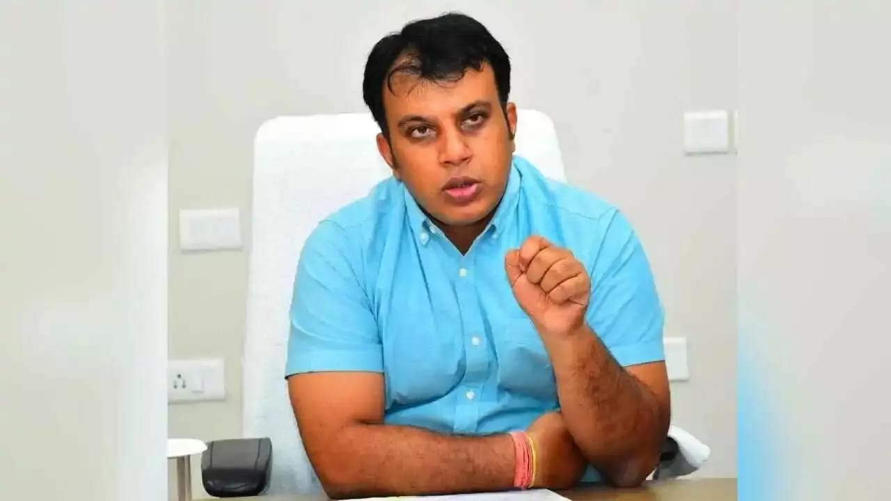 చిరు వ్యాపారులపై ‘కలెక్టర్’ పవర్స్ చిరు వ్యాపారులపై ‘కలెక్టర్’ పవర్స్