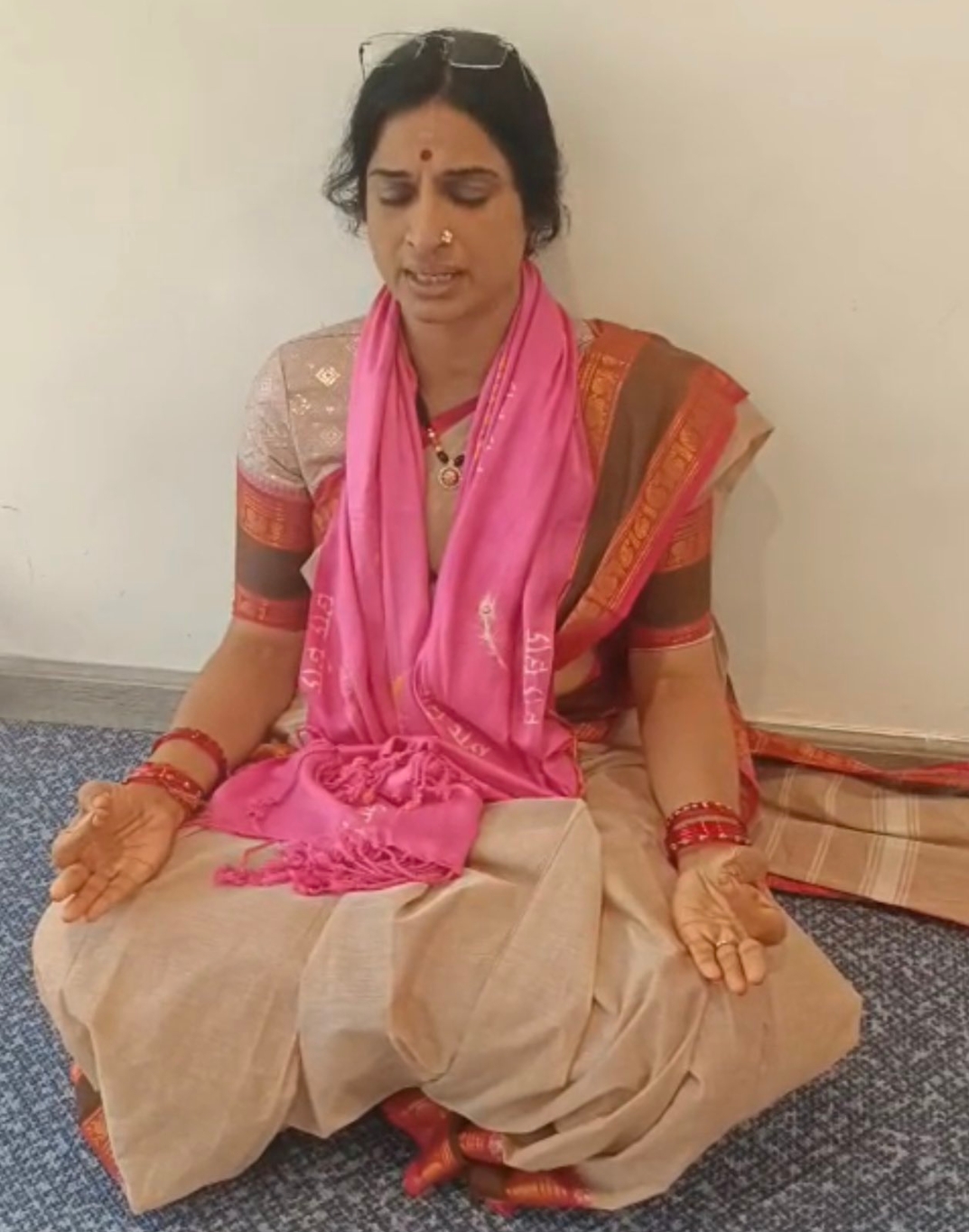 ఏయిర్ పోర్టులో దుర్గాస్థుతి-దేశ వ్యాప్తంగా చ‌ర్చ‌