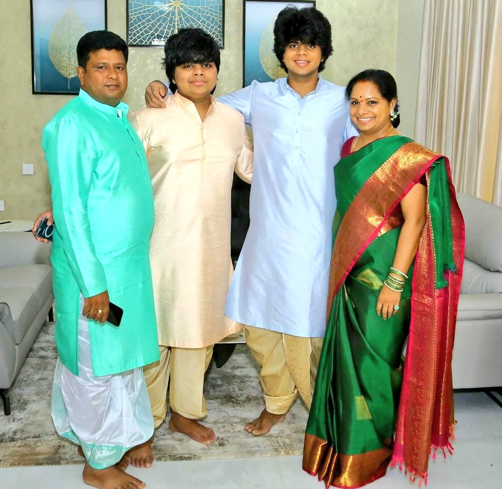 KALVAKUNTLA KAVITA WITH FAMILY MEMBERS