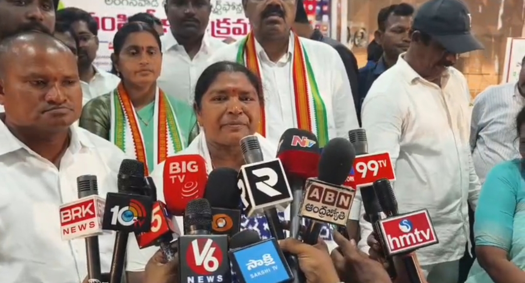 కేసీఆర్ కు మంత్రి సీతక్క లీగల్ నోటీస్