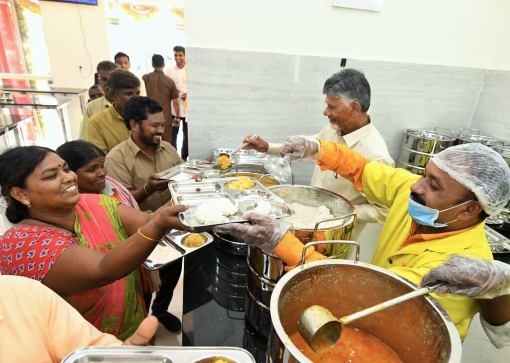 AP CM CHANDRA BABU SERVING IN ANNA CANTEEN