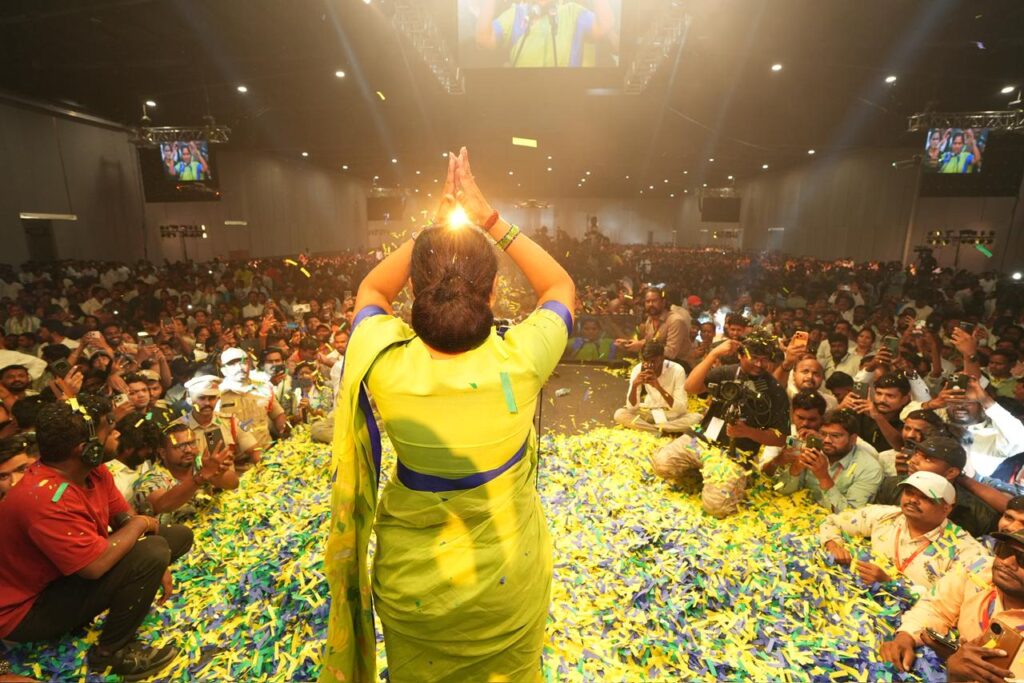 KALVAKUNTLA KAVITA ON PARTY ANNOUNCING STAGE..