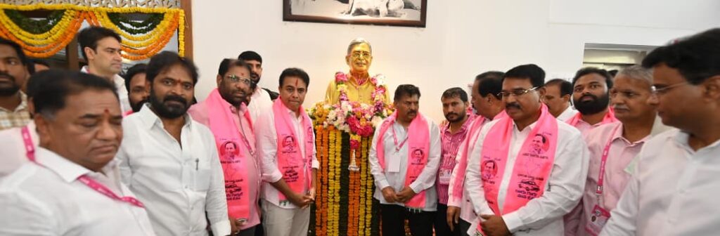 BRS  LEADERS JAYASHANKAR STATUE TELANGANA BHAVAN