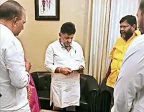 MALLA REDDY WITH CONGRESS LEADER  DK SHIVAKUMAR