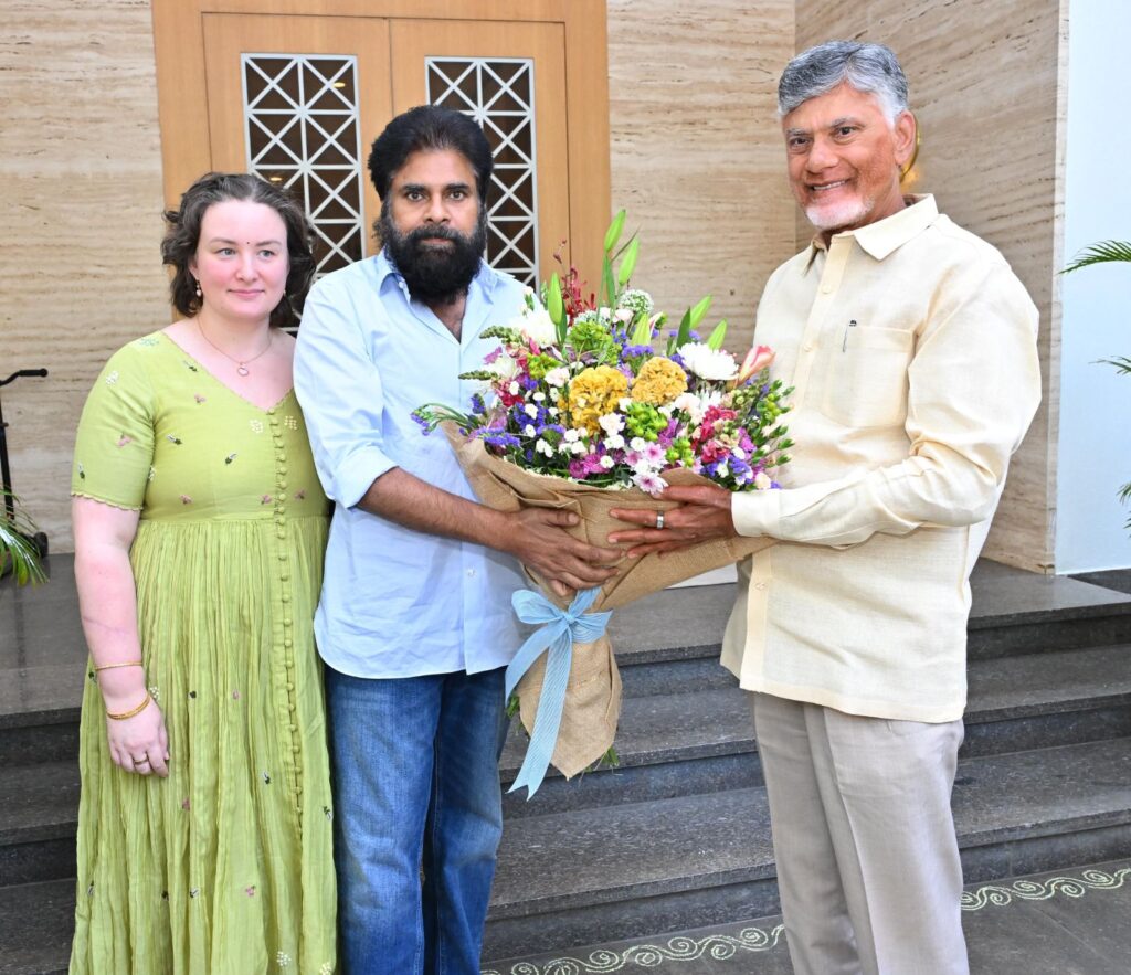 AP CM CHANDRA BABU VISIT PAWAN KALYAN RESIDENCE HYDERABAD