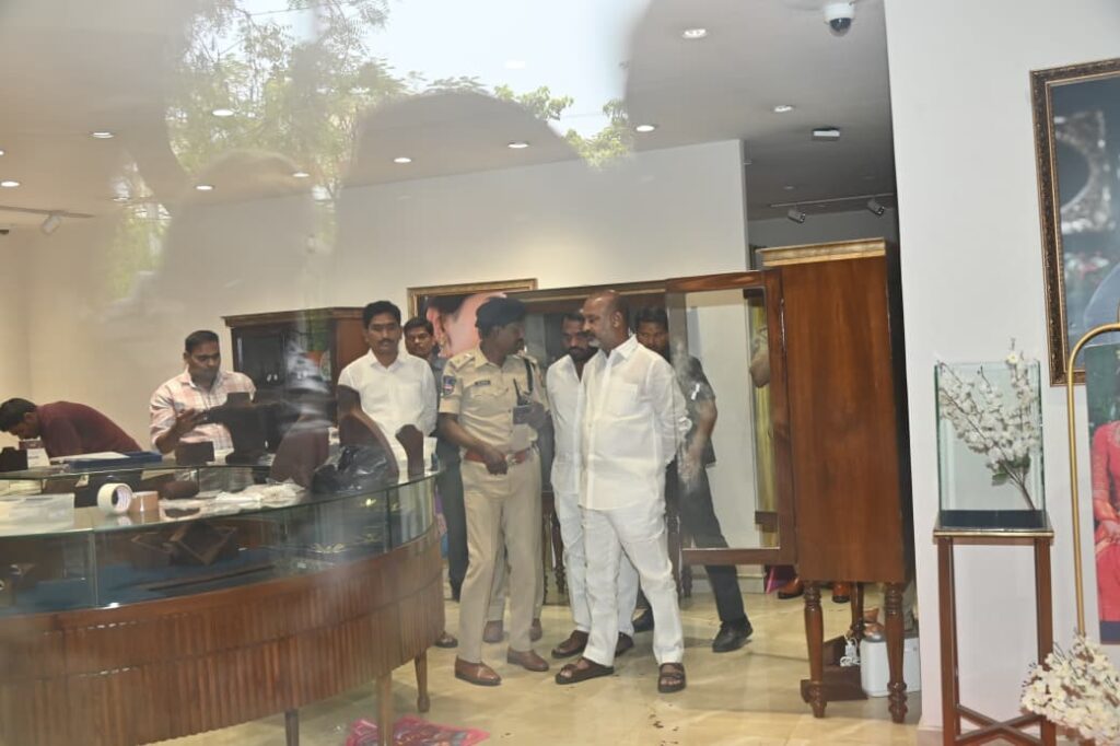 CENTRAL MINISTER BANDI SANJAY VISITIED  JEWELLERY SHOP