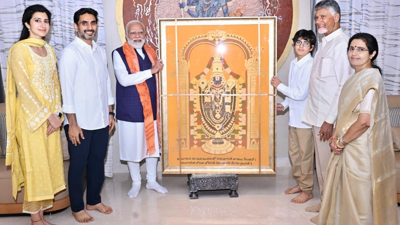 BABU FAMILY  GIVING MOMENTO TO PRIME MINISTER MODI