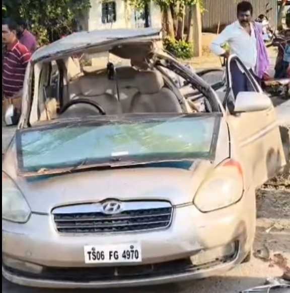 కారు ను ఢీ కొన్న బైక్ –  5 గురు మృతి
