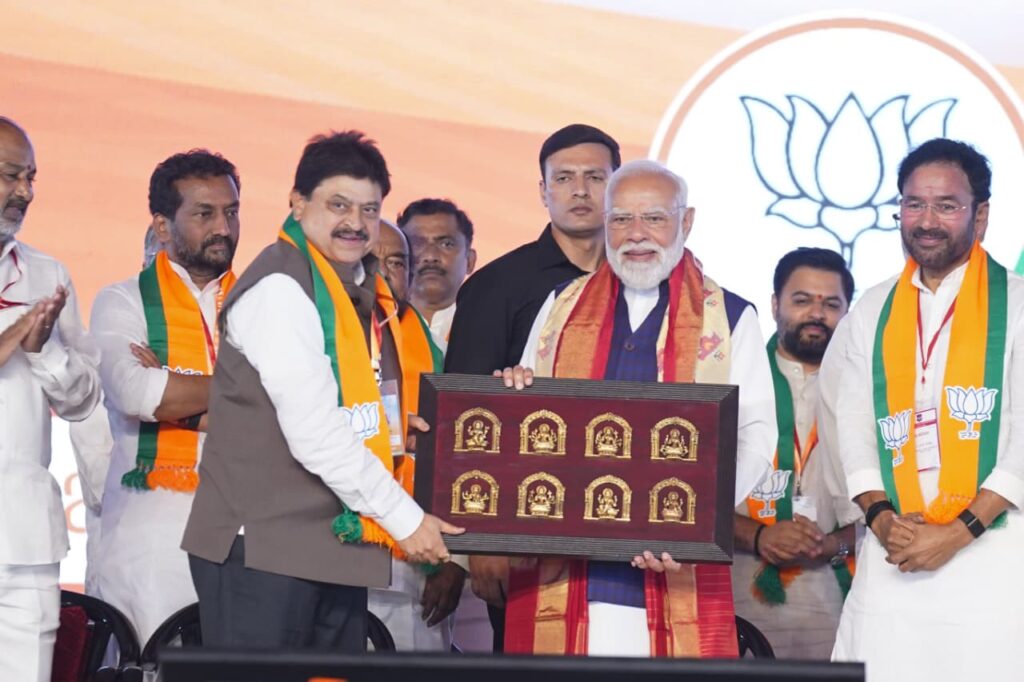 BJP STATE PRESIDENT GIVING MOMENTO TO PRIME MINISTER MODI