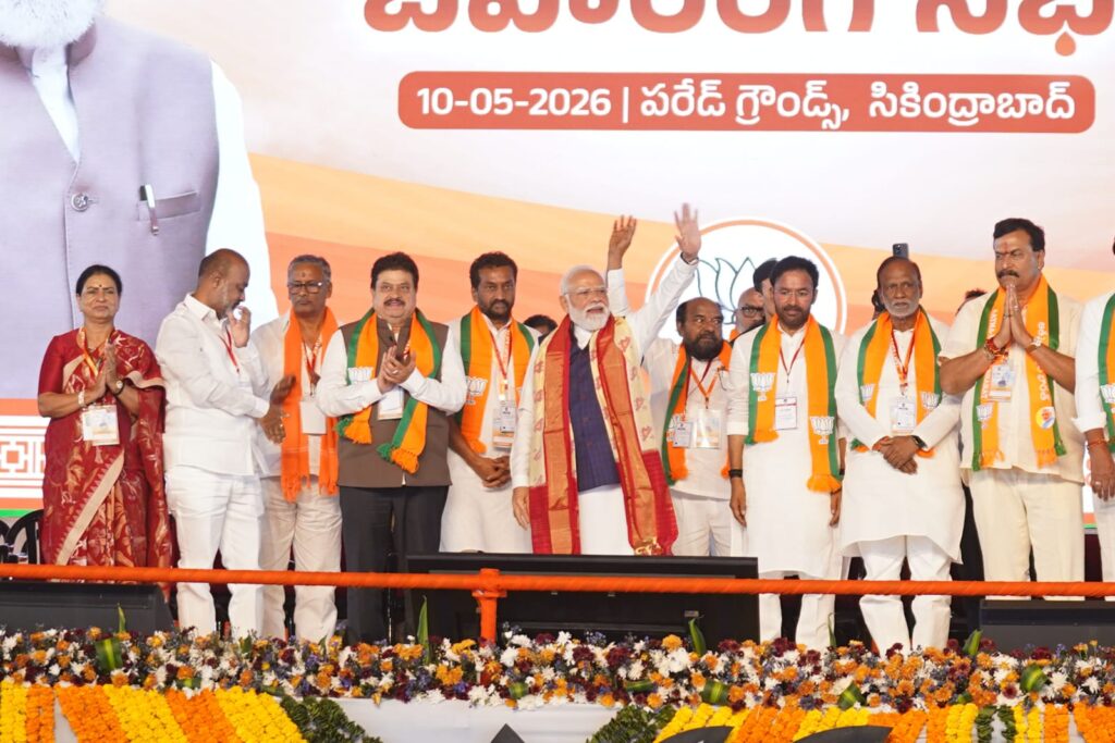 PRIME MINISTER MODI WISHING THE PUBLIC HYDERABAD MEETING