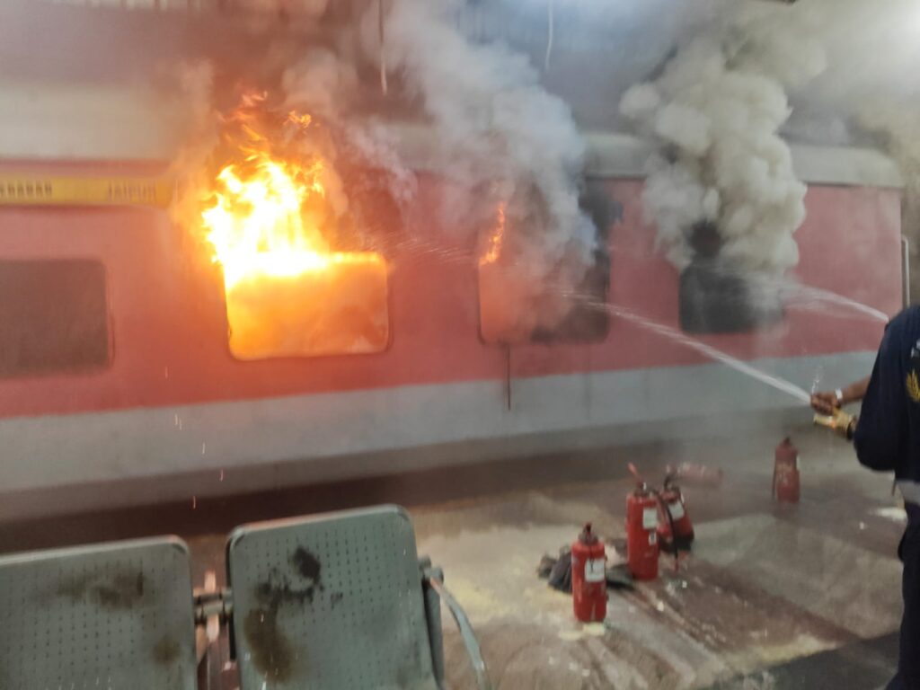 fire accident HYDERABAD- JAIPUR EXPRESS  జైపూర్ ఎక్స్ ప్రెస్ లో మంట‌లు