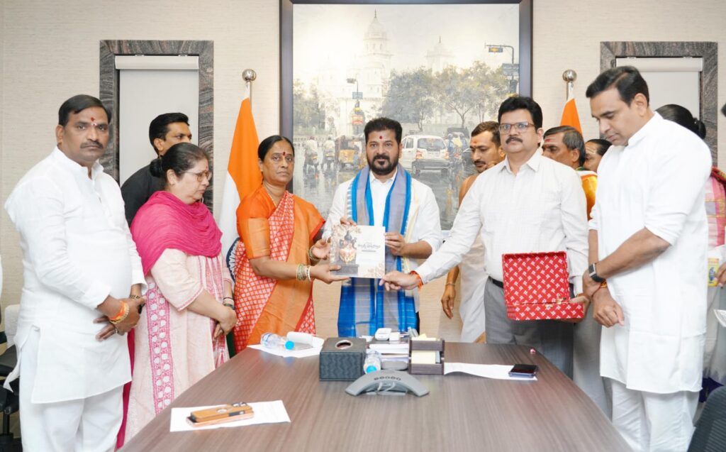 MINISTER KONDA SUREKHA INVITING CM REVANTH REDDY ANTYA PUSHKARALU