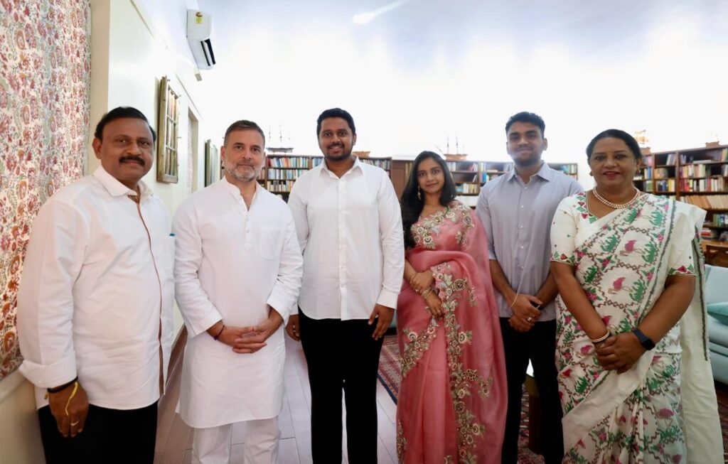 PARGI MLA RAMMOHAN REDDY AND WITH RAHUL GANDHI
మంత్రి పదవికి నేనే అర్హూడిని…..రాహూల్ కు లేఖ‌
