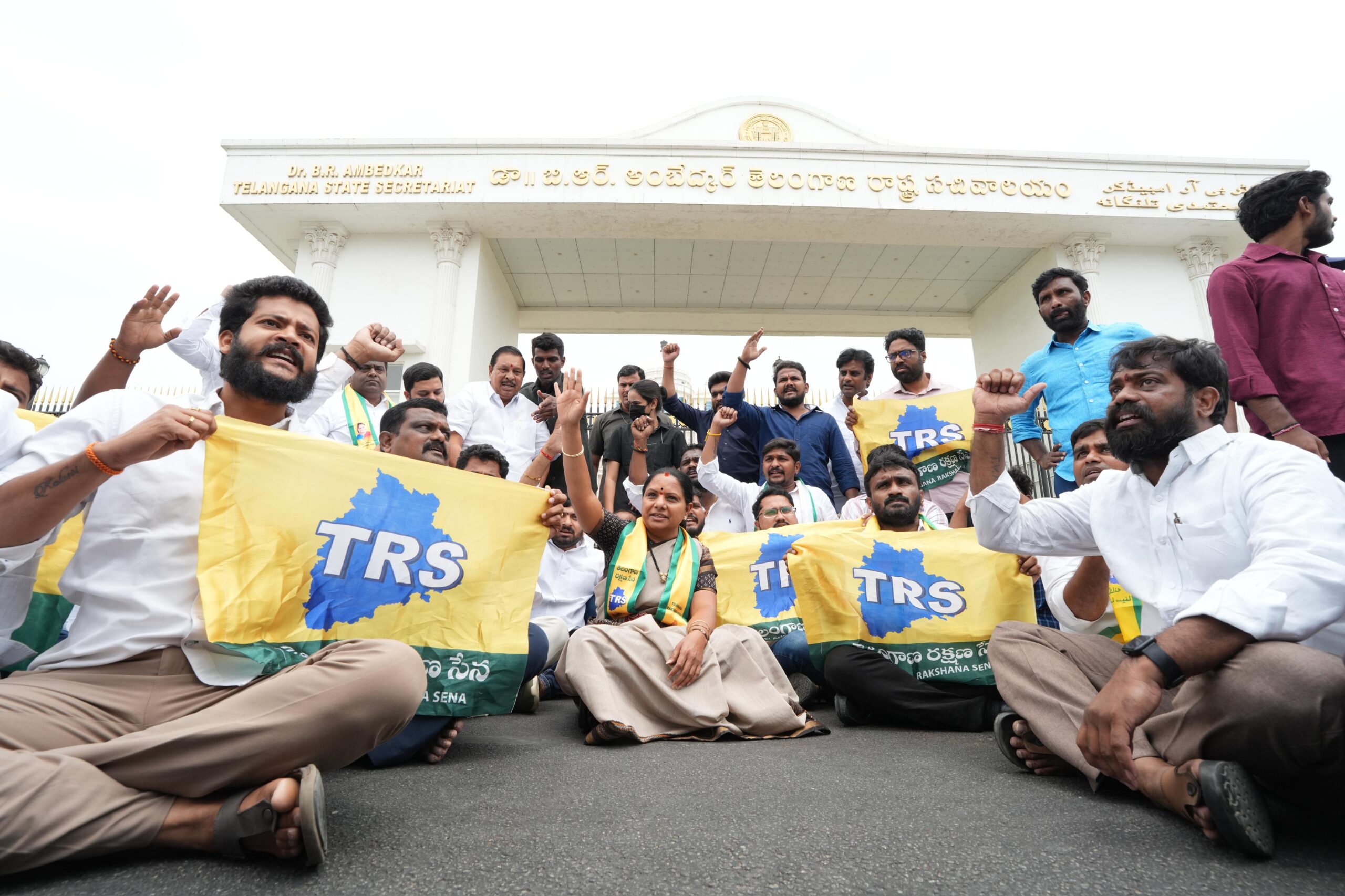 కవిత సచివాలయం ముందు ధర్నా-అరెస్టు కవిత సచివాలయం ముందు ధర్నా-అరెస్టు