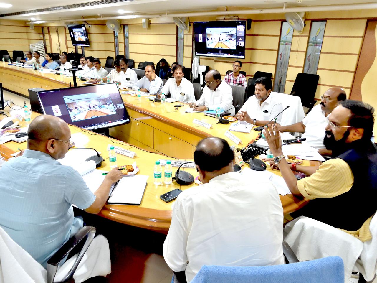 Minister Uttam Kumar Reddy Review on irrigation