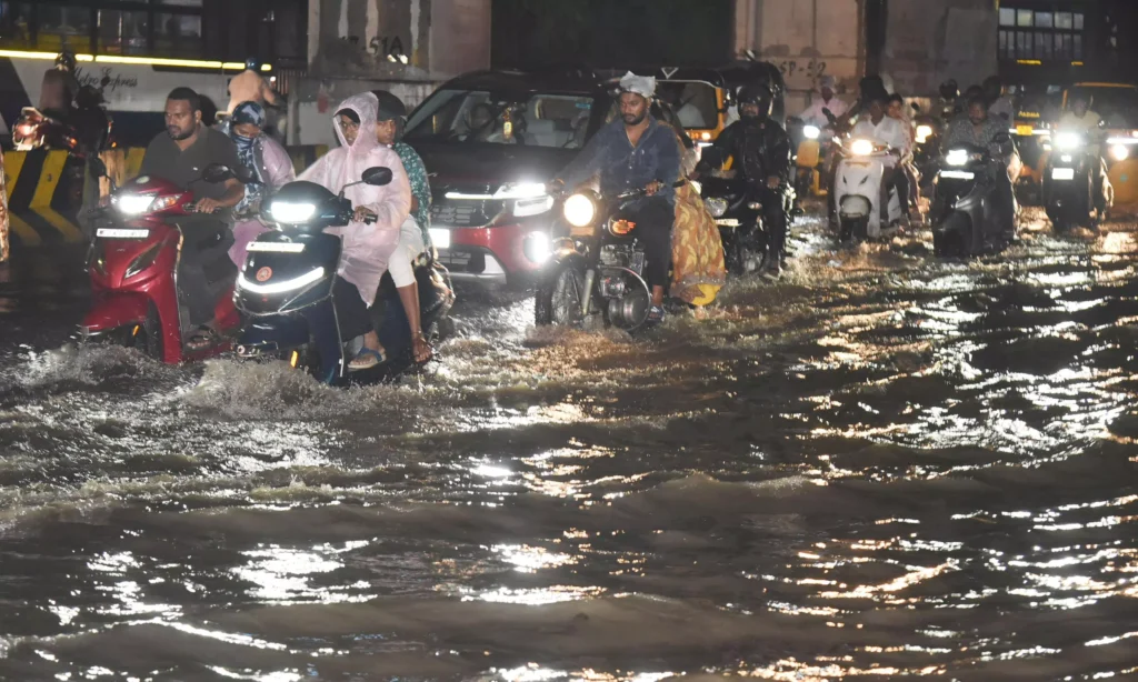 నగరంలో భారీ వర్షం-కరెంట్ షాక్ తో ఇద్దరు మృతి