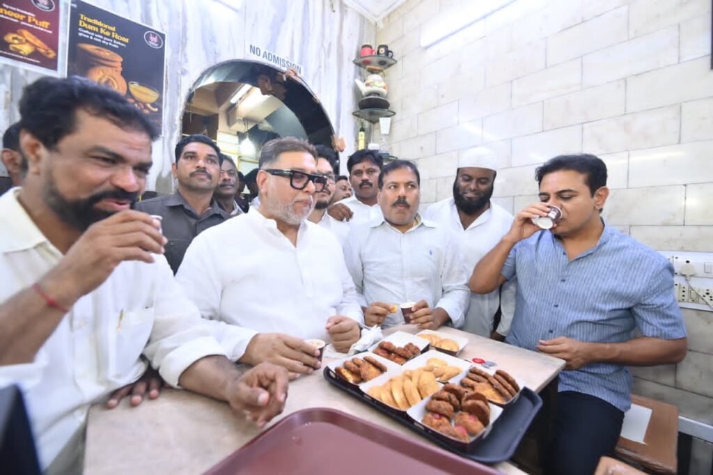 పాతబస్తీ లో చాయ్ – బిస్కెట్ రుచి చూసిన కేటీఆర్