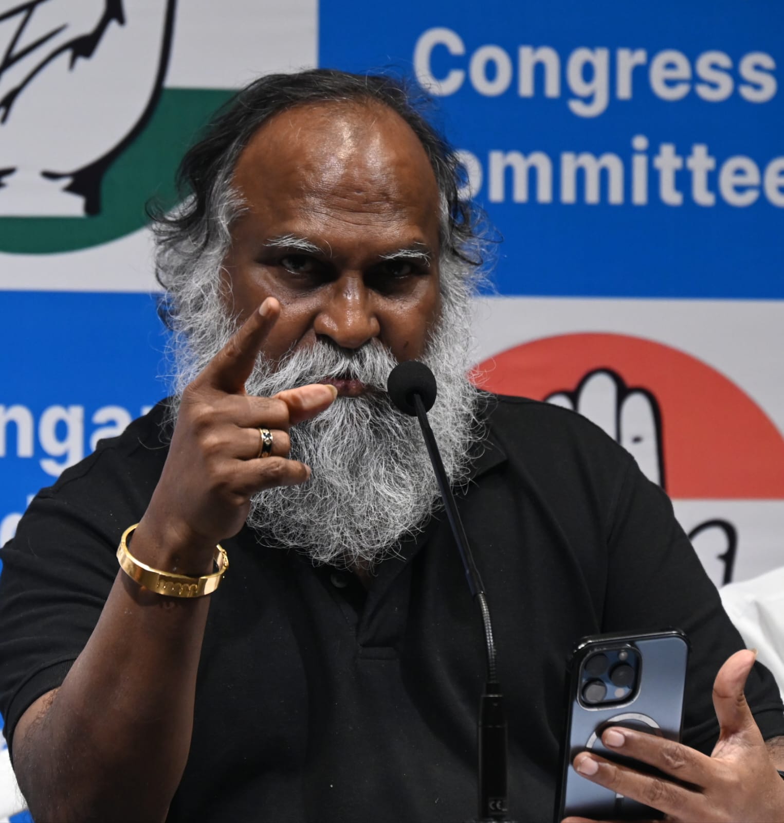 బీజేపీ గలీజ్ రాజకీయాలు చేస్తోంది: జగ్గారెడ్డి బీజేపీ గలీజ్ రాజకీయాలు చేస్తోంది: జగ్గారెడ్డి