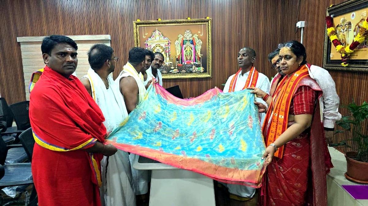 భ్రమరాంబిక అమ్మవారికి అరుదైన పట్టుచీర భ్రమరాంబిక అమ్మవారికి అరుదైన పట్టుచీర
