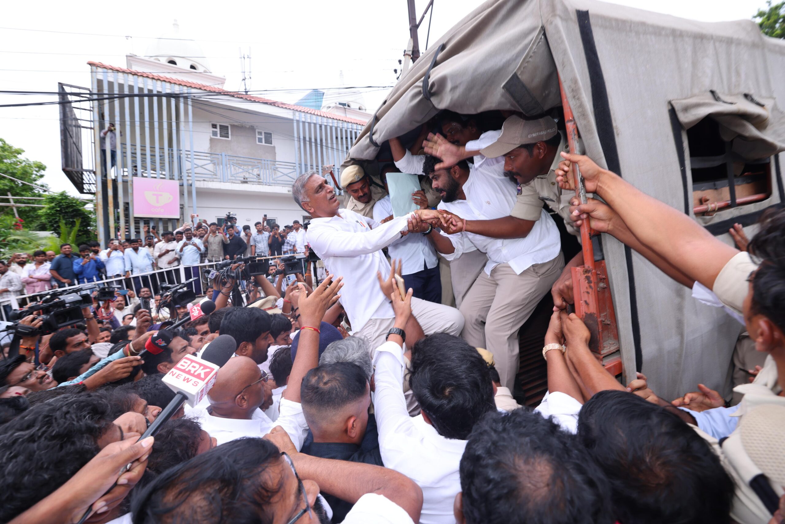 స‌వాళ్ల సుడిలో అమాత్యులు-ఆత్మ‌ర‌క్ష‌ణ‌లో స‌ర్కార్