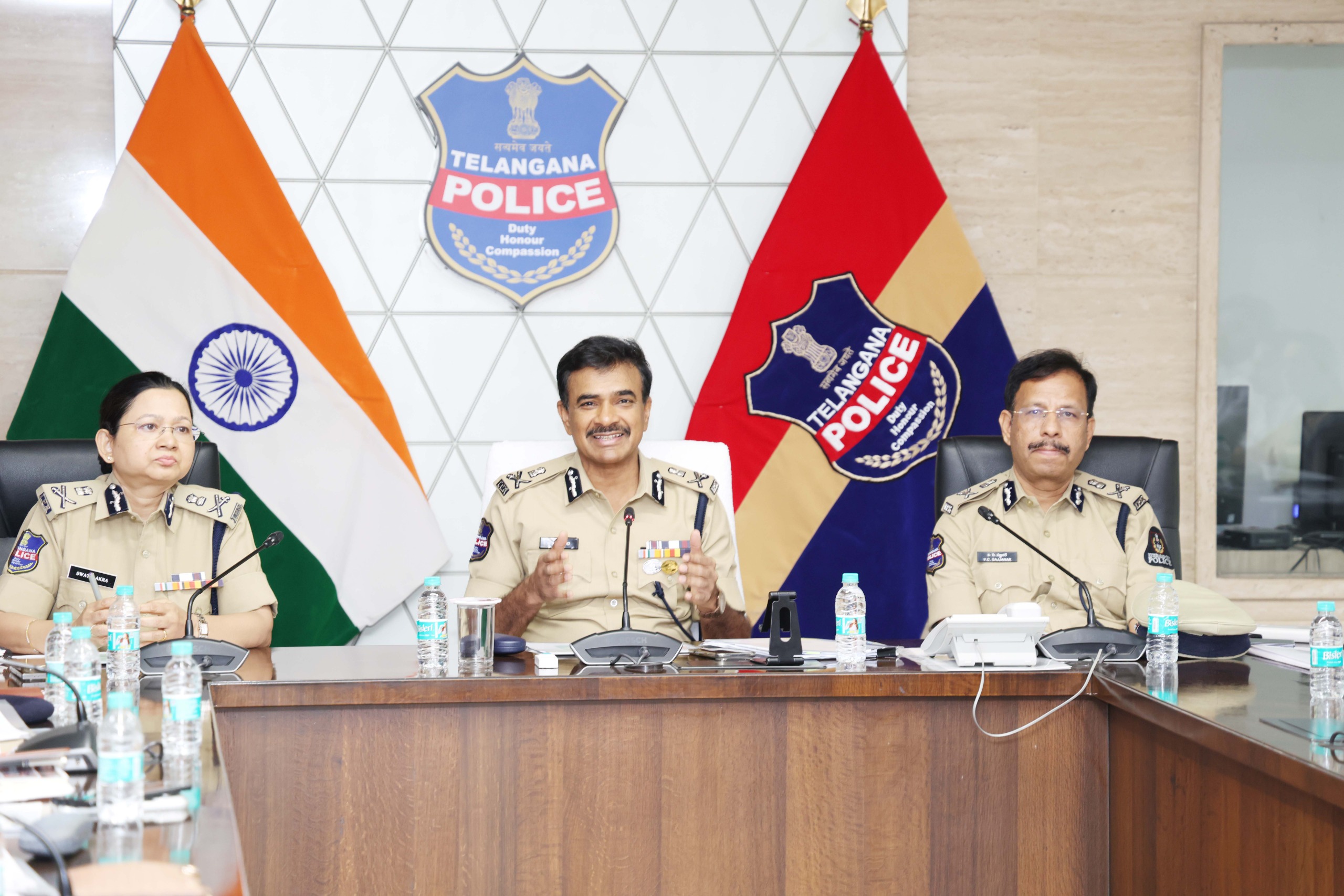 పోలీస్ స్టేషన్ల పునర్వ్యవస్థీకరణపై డీజీపీ సమీక్ష పోలీస్ స్టేషన్ల పునర్వ్యవస్థీకరణపై డీజీపీ సమీక్ష