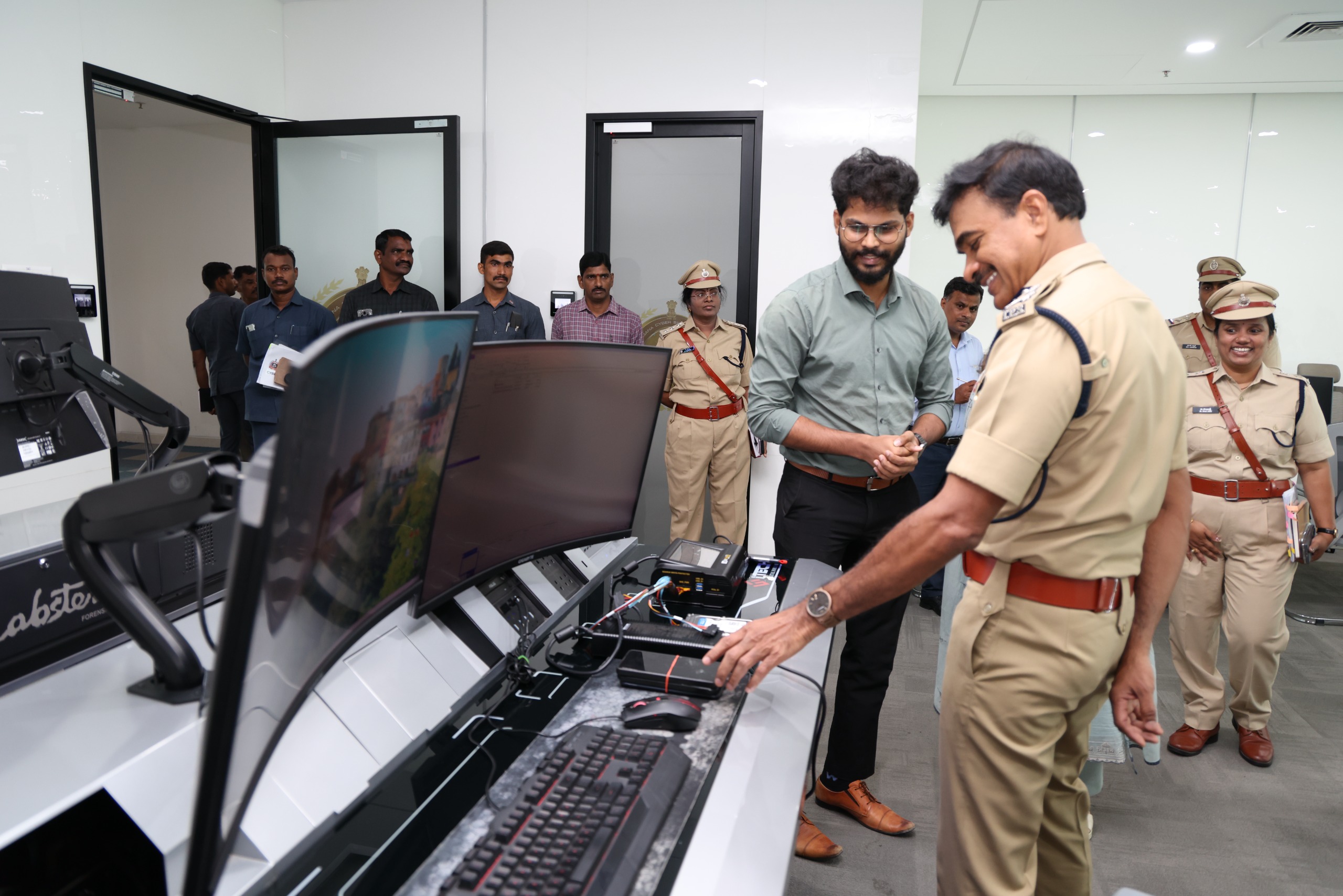 సైబర్ నేరాలే అతి పెద్ద సవాల్-డీజీపీ సీవి ఆనంద్ సైబర్ నేరాలే అతి పెద్ద సవాల్-డీజీపీ సీవి ఆనంద్